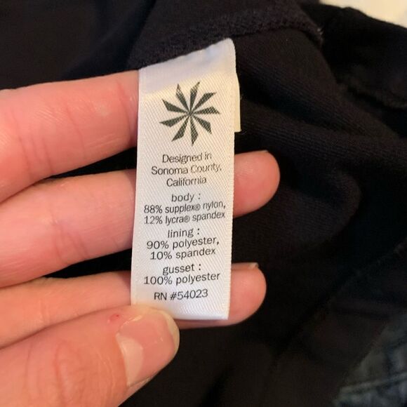 Athleta black skort with dual pockets. Size small - Picture 4 of 8